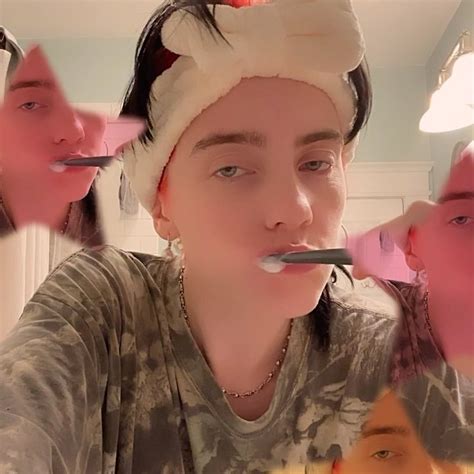 Billie Eilish abala redes com clique de calcinha, meia ...